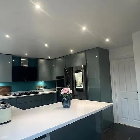 Gorgeous 4 Bed Detached House Bristol