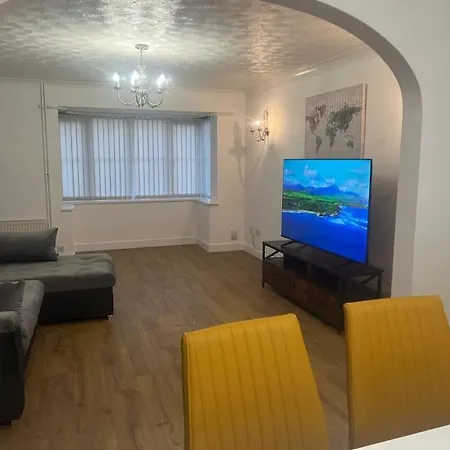 Vila Gorgeous 4 Bed Detached House